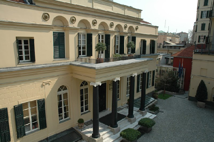 Здание консульства России