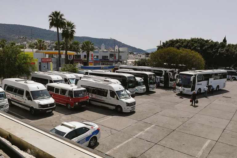 Bodrumin julkinen liikenne on minibusseja ja linja-autoja.